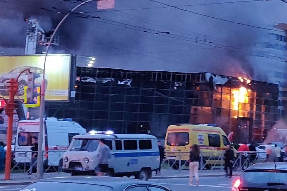 Снесут или оставят: какая судьба ждет сгоревший кемеровский автосалон. ФОТО: Александр Кудрявцев.