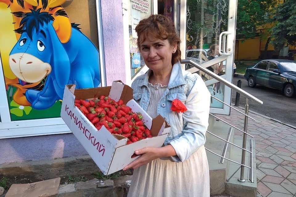 В Симферополе клубнику продают на каждом шагу.