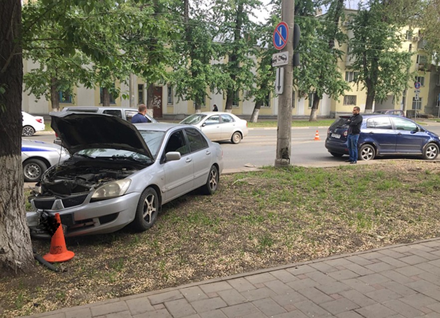 Mitsubishi влетел в дерево после столкновения с Chevrolet