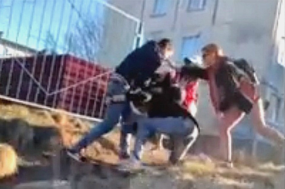 Мурманчанин избил неформалов. Фото: скриншот видео.