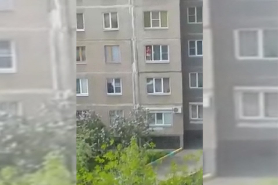 Девочка на подоконнике. Кадр из видео, соцсети