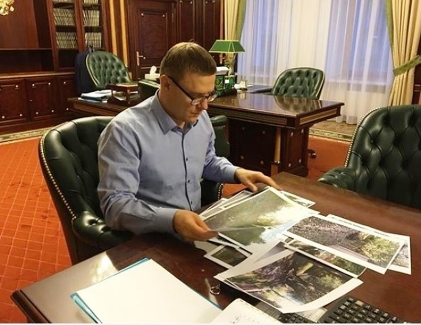 Алексею Текслеру доставили фотоотчет об уборке свалок из мешков с мусором. Фото: gubernator74.ru