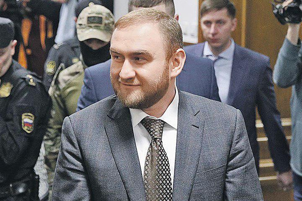 Рауф Арашуков под конвоем. Фото: Сергей Бобылев/ТАСС