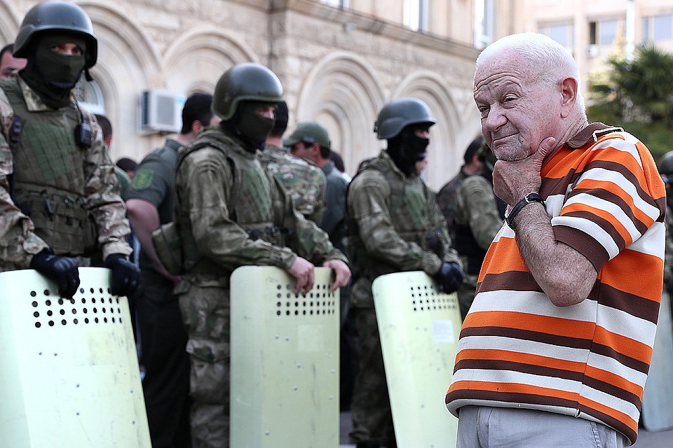 Сухум. Сотрудники милиции во время митинга оппозиции с требованием переноса президентских выборов в Абхазии у здания парламента. Фото Дмитрий Феоктистов/ТАСС