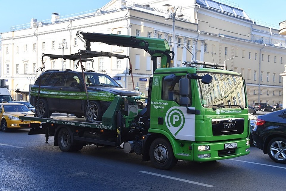 ПО словам задержанного, украденный им на эвакуаторе автомобиль, долго стоял без движения.
