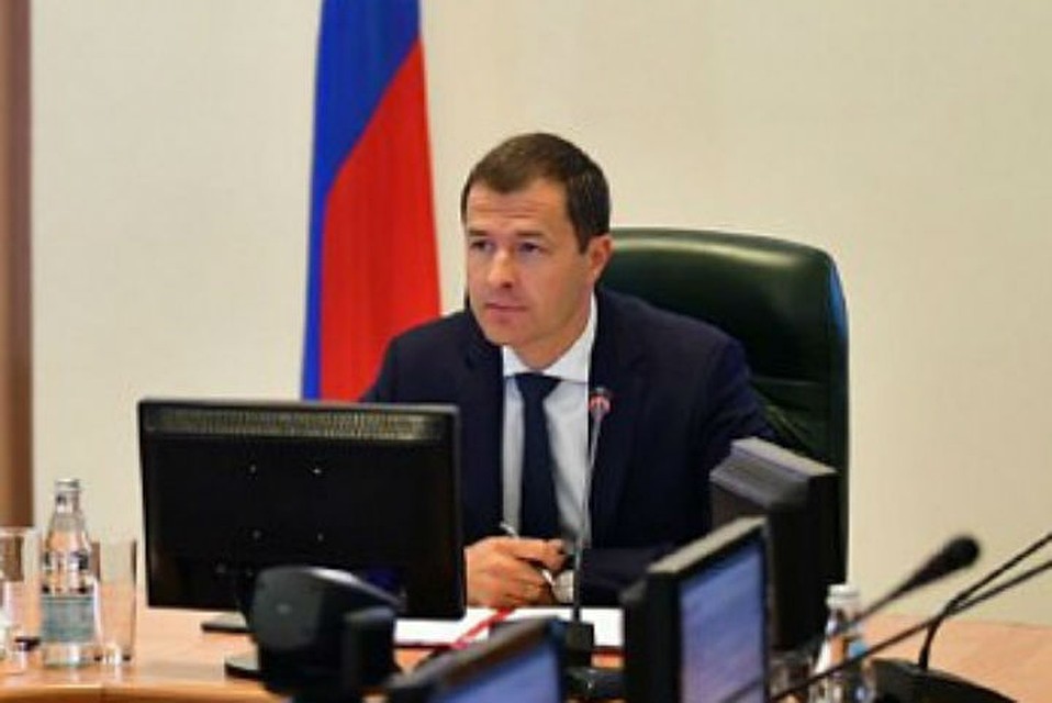 Мэр Ярославля Владимир Волков гулял ночью и увидел хлам на дорогах.