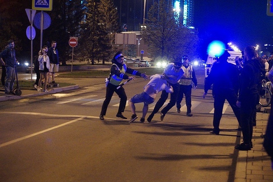 В Екатеринбурге почти две недели кипели страсти в сквере у театра Драмы