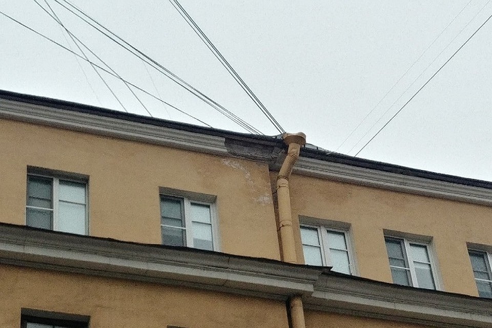 В центре Петербурга с дома обрушилась штукатурка
