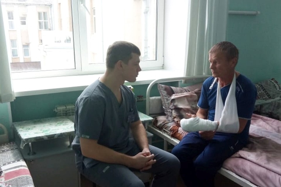 Кузбассовец случайно отпилил себе палец бензопилой. ФОТО: департамент здравоохранения Кемеровской области.