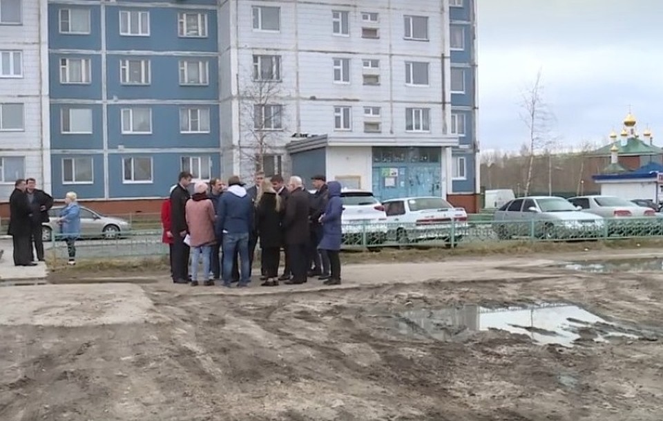Автомобилисты из Нижневартовска превратили зелёный газон в грязный пустырь. Фото с сайта администрации города Нижневартвоск