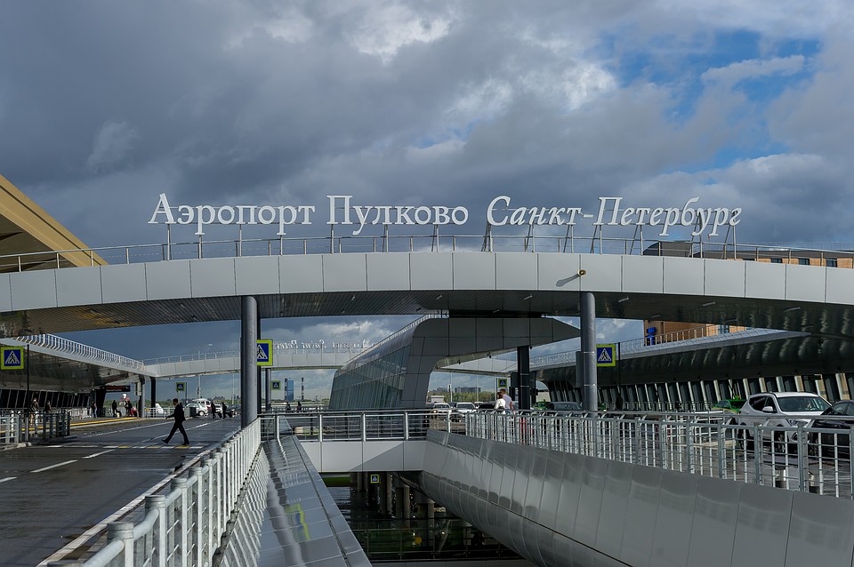 В Пулково экстренно прибыли медики.