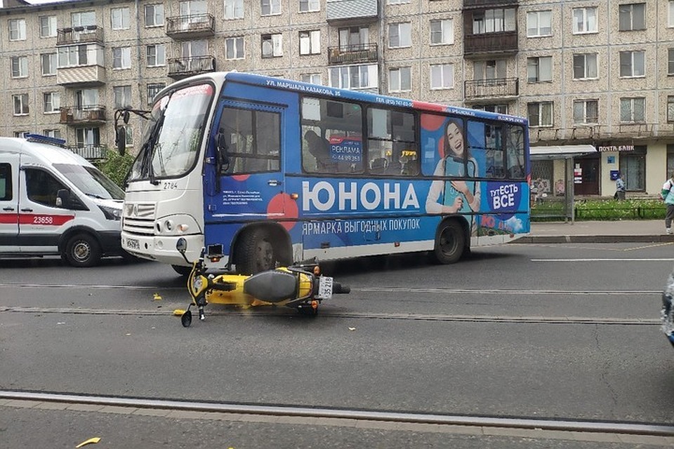 По мнению пользователей соцсетей, в случившемся виноват водитель маршрутки. Фото: «ДТП и ЧП | Санкт-Петербург | Питер Онлайн | СПб»