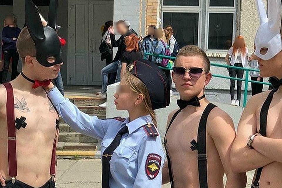 В одной из самых крупных школ Владивостока разразился скандал – за день до последнего звонка выпускники устроили "утреник" в вызывающих нарядах