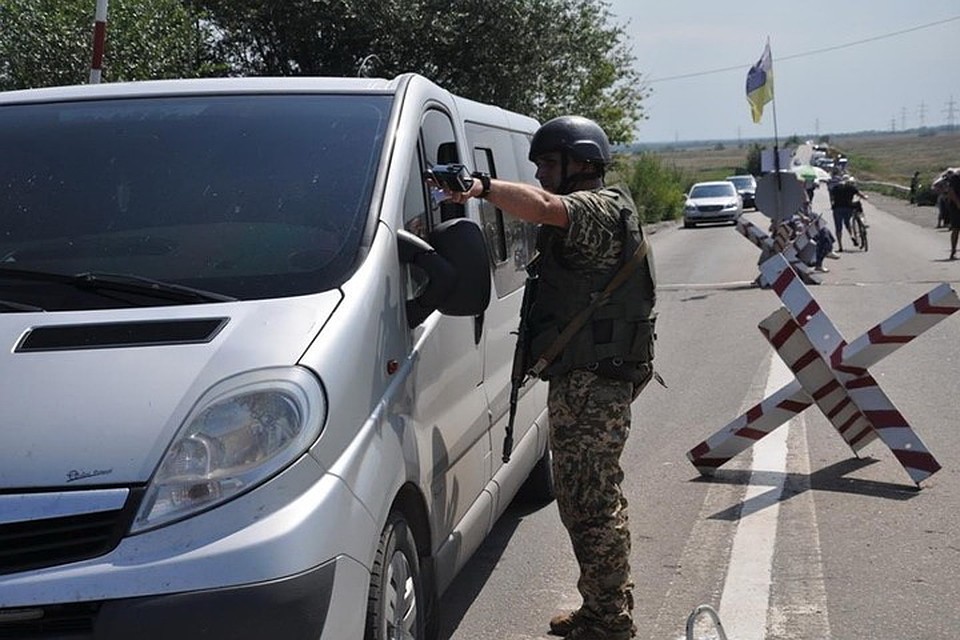 Пограничники брали с перевозчиков взятки в гривнах, рублях, долларах и евро. Фото: facebook.com/oleksandrkuts1