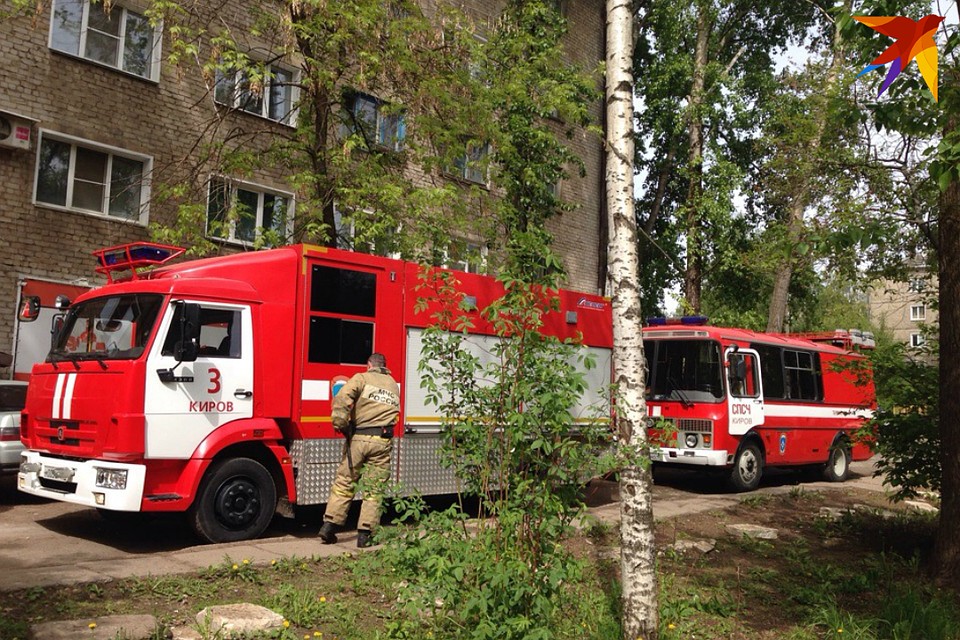 В подвале общежития что-то горит. Пожарные ищут очаг возгорания. Фото: Татьяна НАБОКИХ