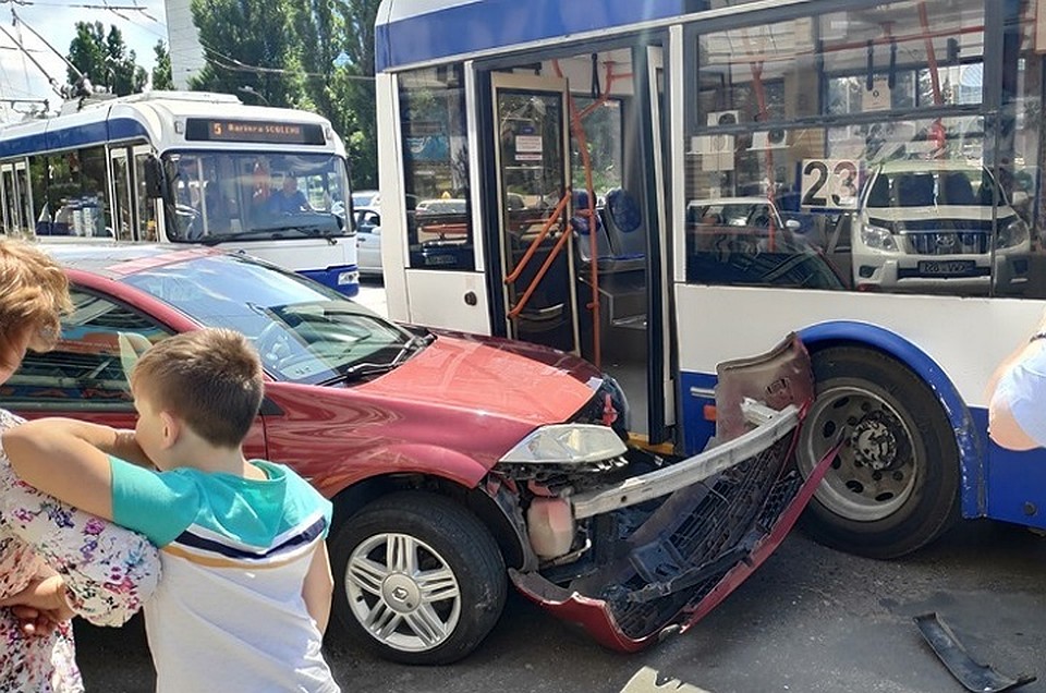 Автомобиль въехал в троллейбус. Фото: Иван Бурлаку/ГБМ/facebook
