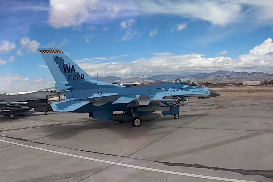 Замаскированный под Су-57 истребитель США