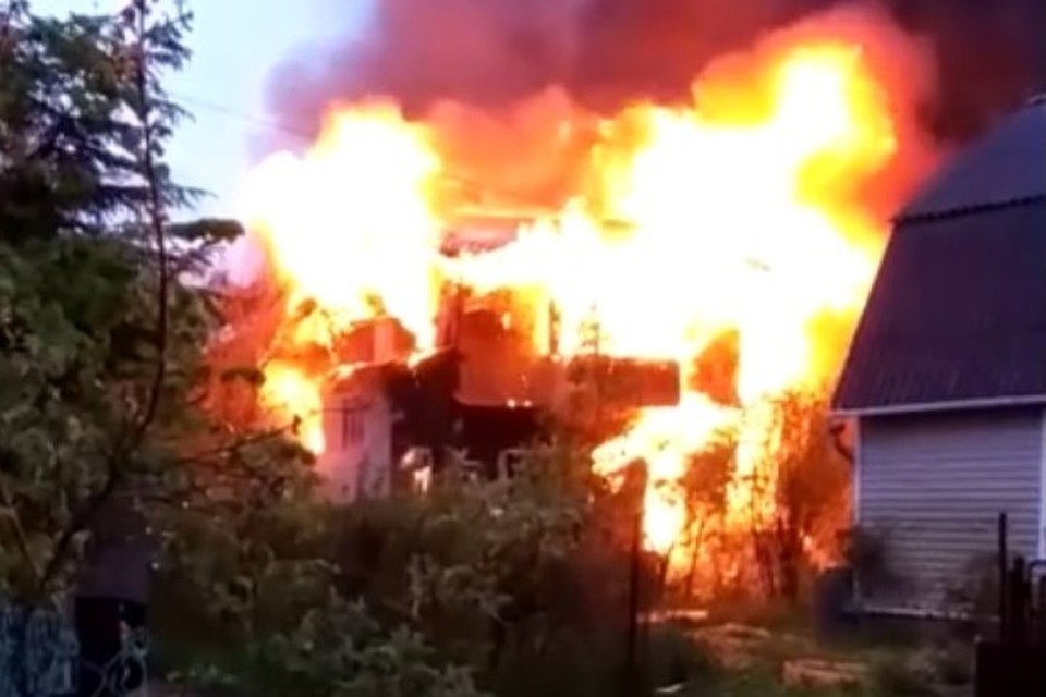 Дом выгорел полностью Фото: ДТП и ЧП Петербурга
