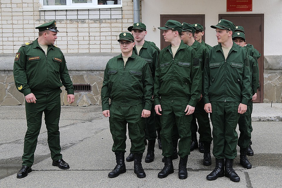Призывники на одном из сборных пунктов Ставрополя.