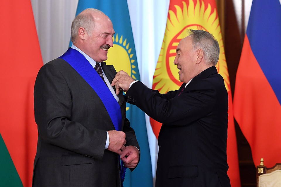 Нурсултан Назарбаев наградил Александра Лукашенко орденом «Первый Президент Республики Казахстан - Лидер Нации Нурсултан Назарбаев». Фото: akorda.kz