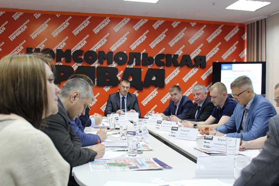 Эксперты собрались в пресс-центре, чтобы обсудить развитие дорожной отрасли.