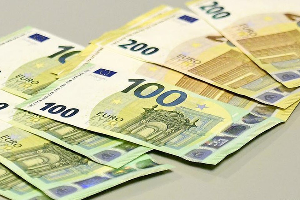 Новые банкноты номиналом в 100 и 200 евро отличаются более крупным и четким изображением номиналов. Фото: с сайта dw.com