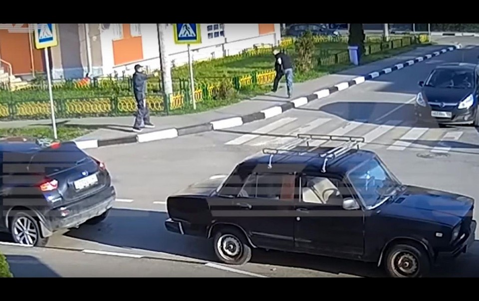 Расстрел предпринимателя попал на видео. Стрелявшим оказался сосед потерпевшего. Фото crimerussia.com.