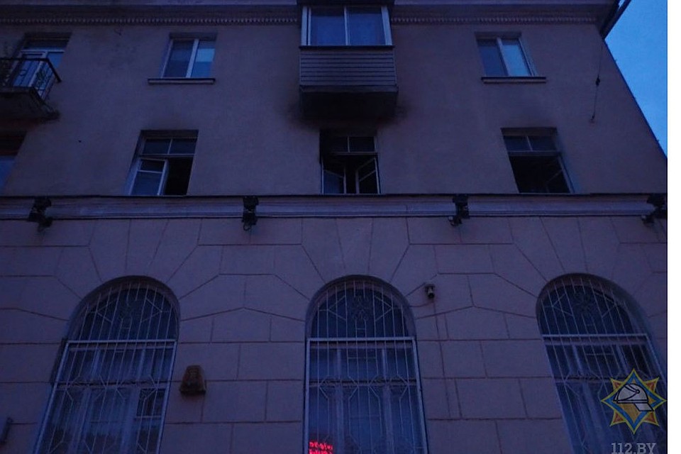 В Витебске в результате пожара в квартире 2 граждан оказались в больнице, 9 человек эвакуировано. Фото: vitebsk.mchs.gov.by