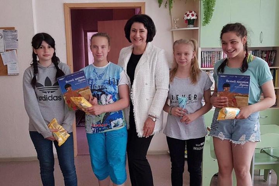 Воспитанники кузбасского центра «Маленький принц» получили в подарок книги от «Комсомолки». Фото предоставлено пресс-службой СНД КО