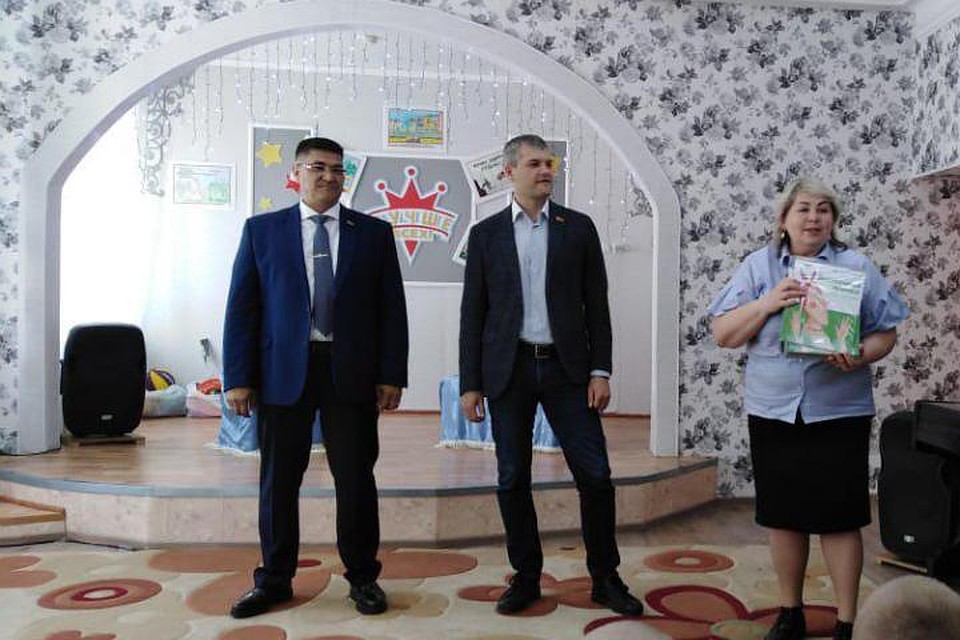 Кузбасские депутаты побывали в гостях у воспитанников центра «Алиса». ФОТО: предоставлено пресс-службой СНД КО.