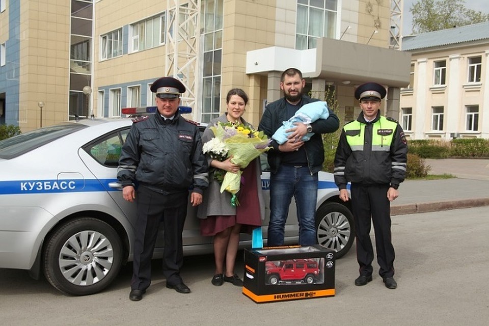 Полицейские пришли на выписку к семье кузбассовцев Фото: ГУ МВД по Кемеровской области