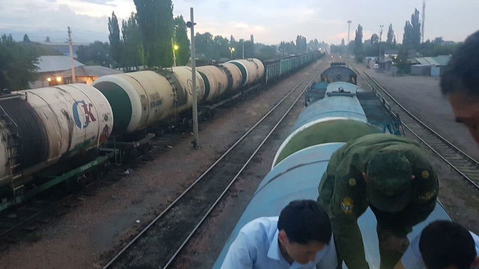Топливо везли в двух вагонах-цистернах.