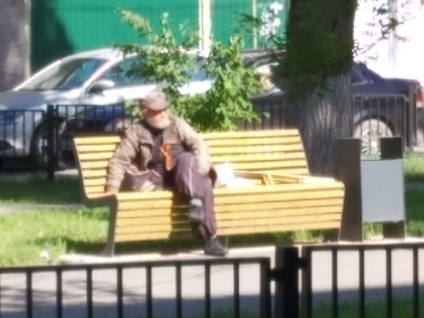 Бездомный на лавочке на бульваре Рахова. Фото соцсетей