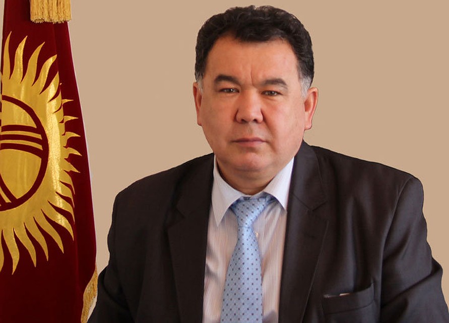 Чиновник мог бы урегулировать конфликт, но извиняться перед оскорбленной девушкой не стал.