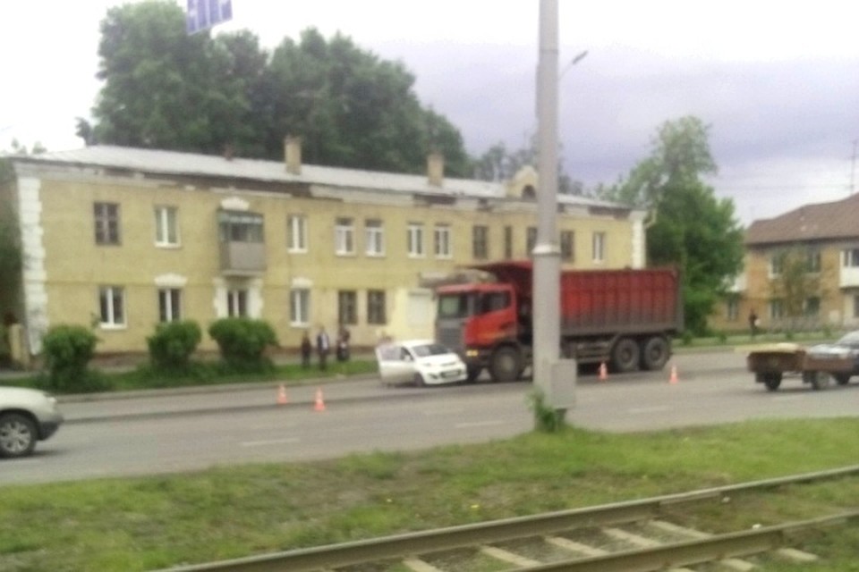 В Кемерове грузовик несколько десятков метров протащил легковушку. Фото: vk.com, " В ритме Кемерово"