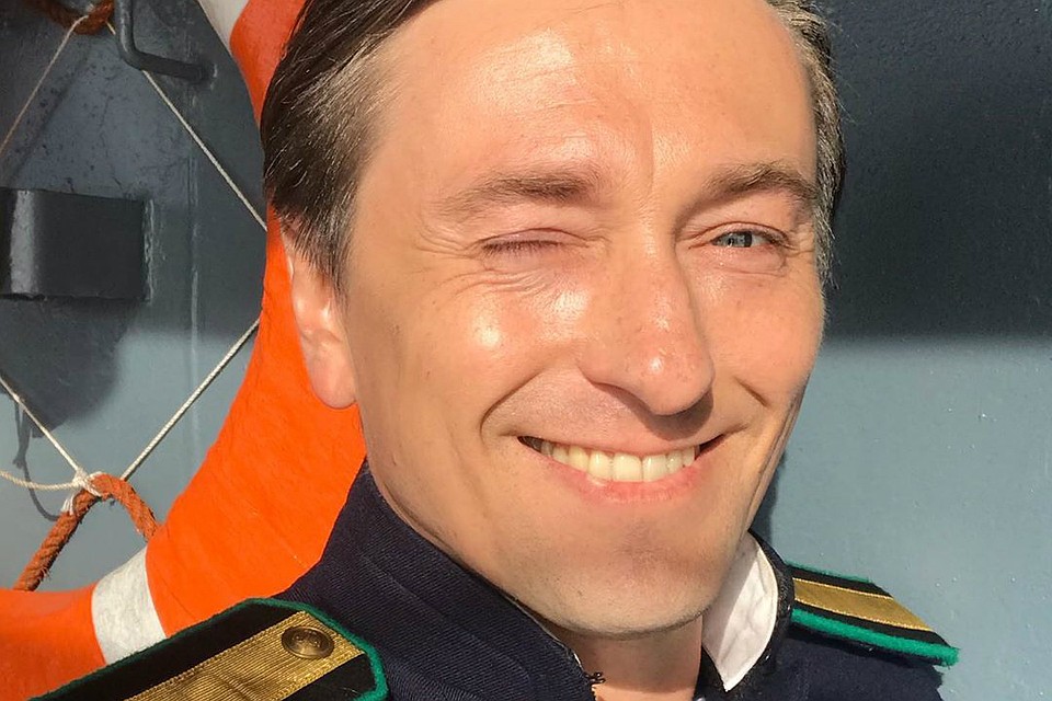 Неделю назад артист снимался в Кронштадте в военном форме. Тогда он еще называл погоду «сказкой». Фото: @s_bezrukov