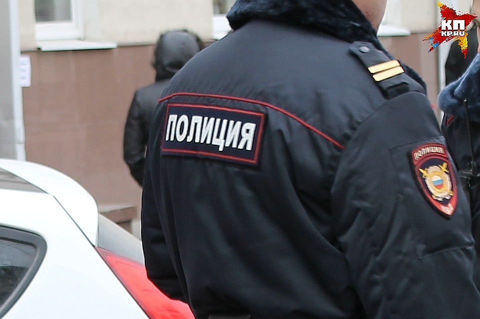 Покупатель оставил сумку без присмотра, когда перекладывал продукты из корзины в пакет.