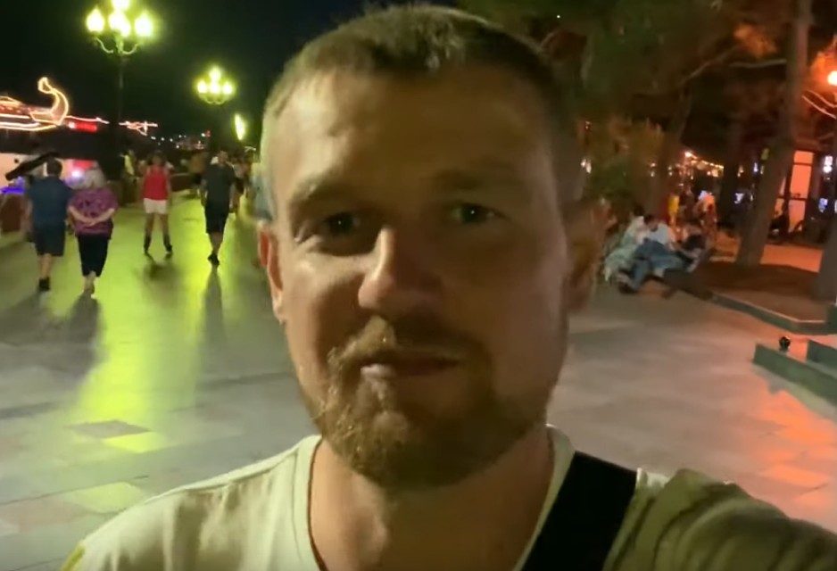 Украинский блогер заметил на улицах Ялты много людей. Фото: скриншот из видео