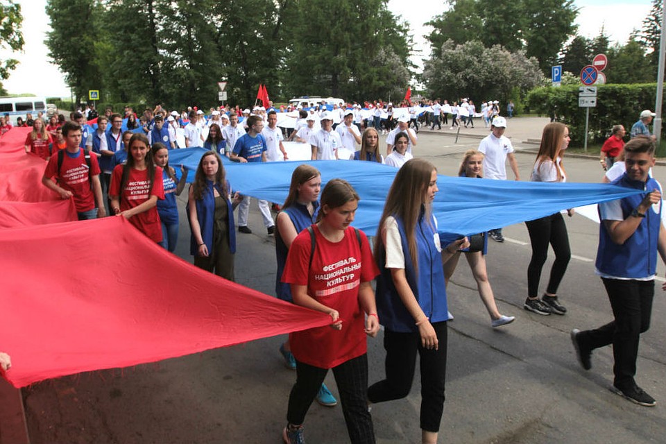 День России в Иркутске 2019: 50-метровый триколор пронесли по улицам города