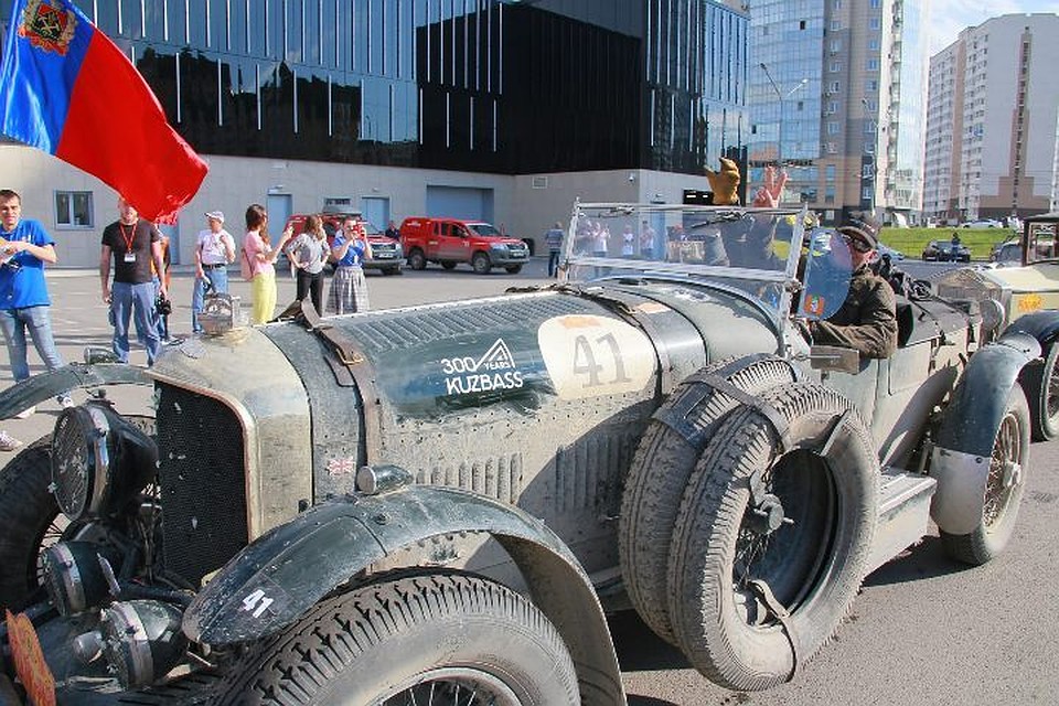 На некоторых раритетных автомобилях появилась памятная надпись «Кузбасс 300». ФОТО: пресс-служба АКО