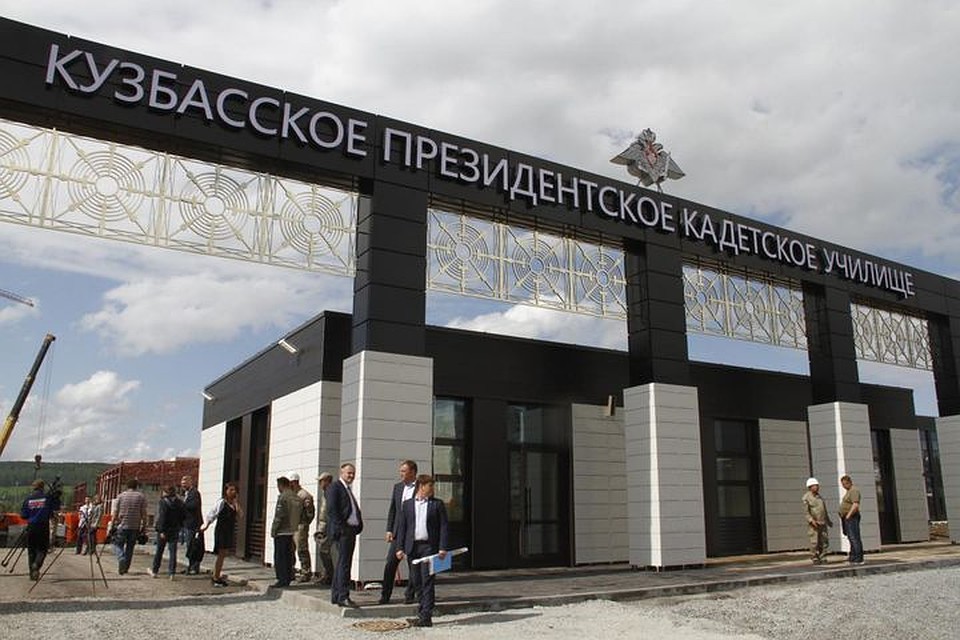 Замминистра обороны России оценил стройку Президентского кадетского училища в Кузбассе. ФОТО: пресс-служба АКО.