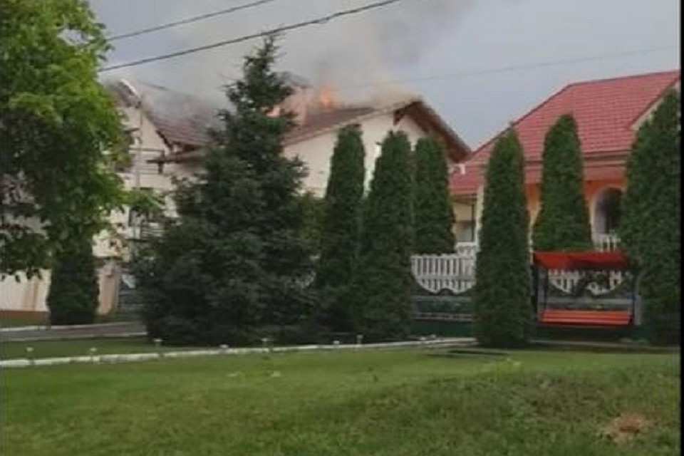 Очевидцы говорят, что в дом ударила молния (Фото: соцсети).