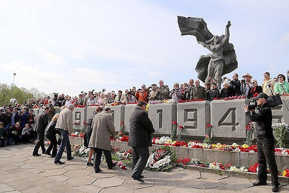 Ежегодно десятки тысяч человек собираются у памятника Освободителям в Риге, чтобы отметить День Победы. Фото: с сайта gorod.lv