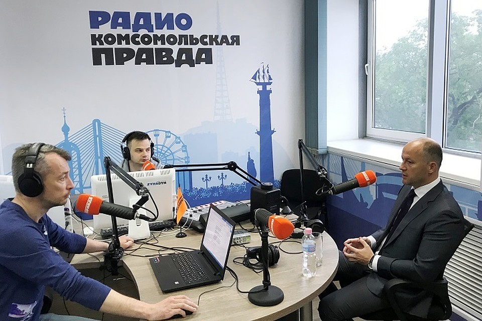 Виктор Фисенко в студии радио «Комсомольская правда» - Приморье».