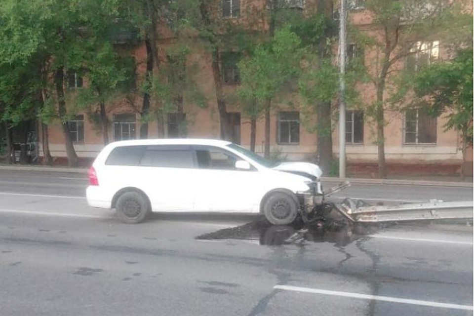 В Хабаровске пьяный водитель разбил иномарку об ограждение