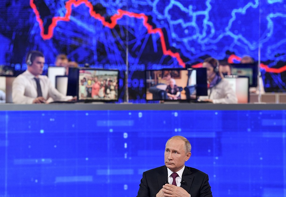 Президент РФ Владимир Путин во время Прямой линии