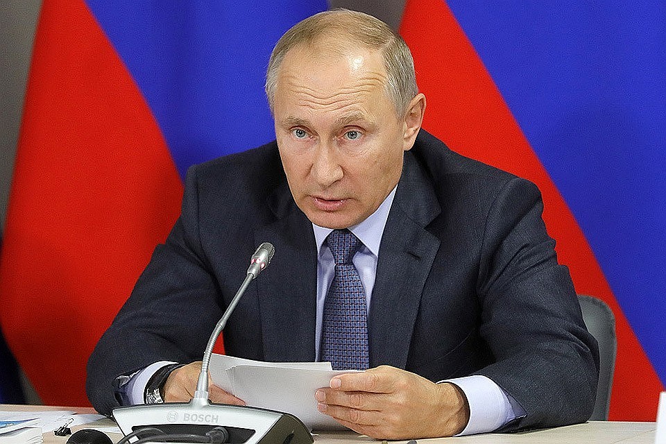 Владимир Путин признался, что ему до сих пор стыдно за тот случай, когда женщина с просьбой о помощи упала перед ним на колени, но переданная ей записка была утеряна. ФОТО: Михаил Метцель/ТАСС