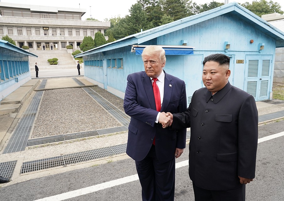 Встреча Дональда Трампа, Ким Чен Ына и президента Южной Кореи Мун Чжэ Ина состоялась в воскресенье на границе между двумя Кореями.