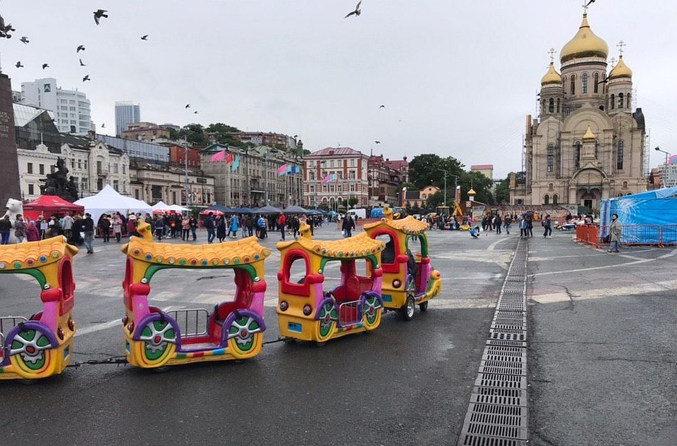 Главные мероприятия прошли на центральной площади Владивостока. Фото: Артур Муравьёв