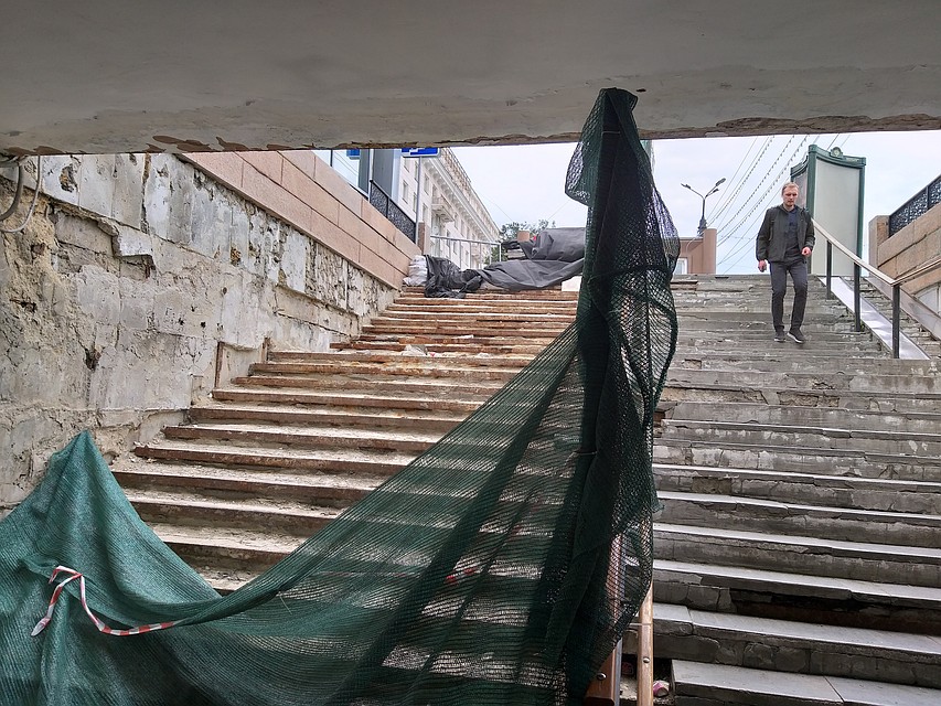 Работы в переходе начались было, да, похоже, закончились.